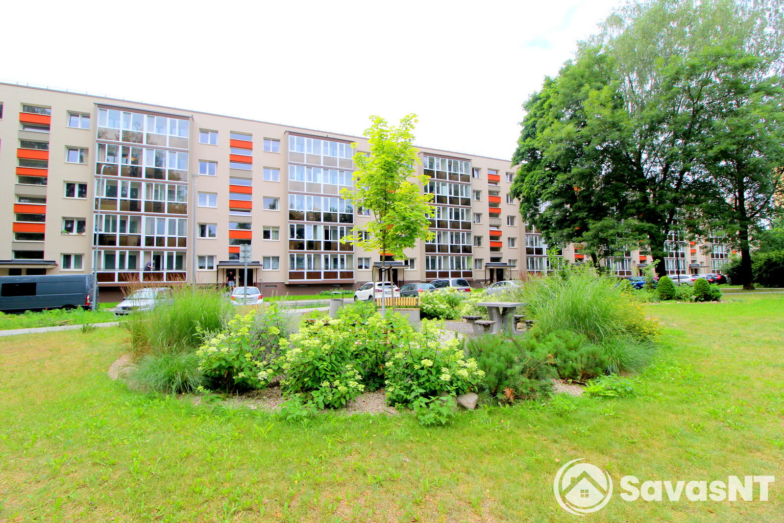 Renovuotama name, Žirmūnuose parduodamas vieno kambario butas.