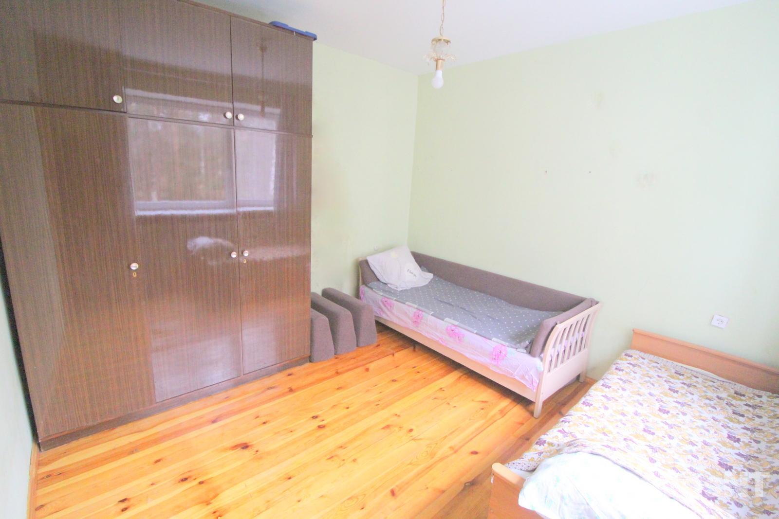 Verkiuose, Popieriaus gatvėje išnuomojamas jaukus ir ERDVUS 3 NEPEREINAMŲ kambarių 63 kv. m. butas.