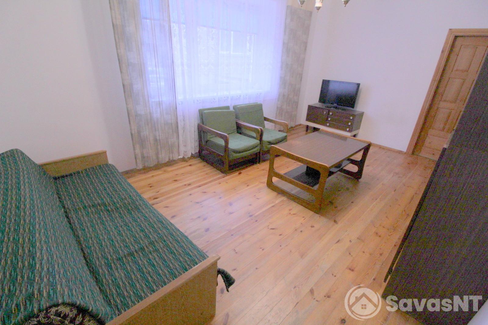 Verkiuose, Popieriaus gatvėje išnuomojamas jaukus ir ERDVUS 3 NEPEREINAMŲ kambarių 63 kv. m. butas.