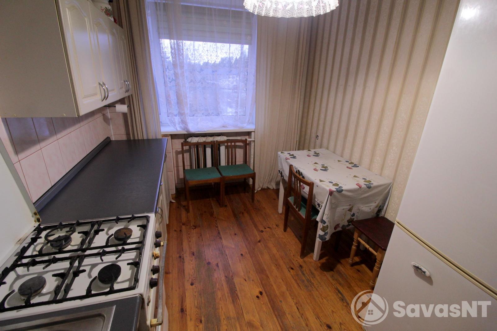 Verkiuose, Popieriaus gatvėje išnuomojamas jaukus ir ERDVUS 3 NEPEREINAMŲ kambarių 63 kv. m. butas.