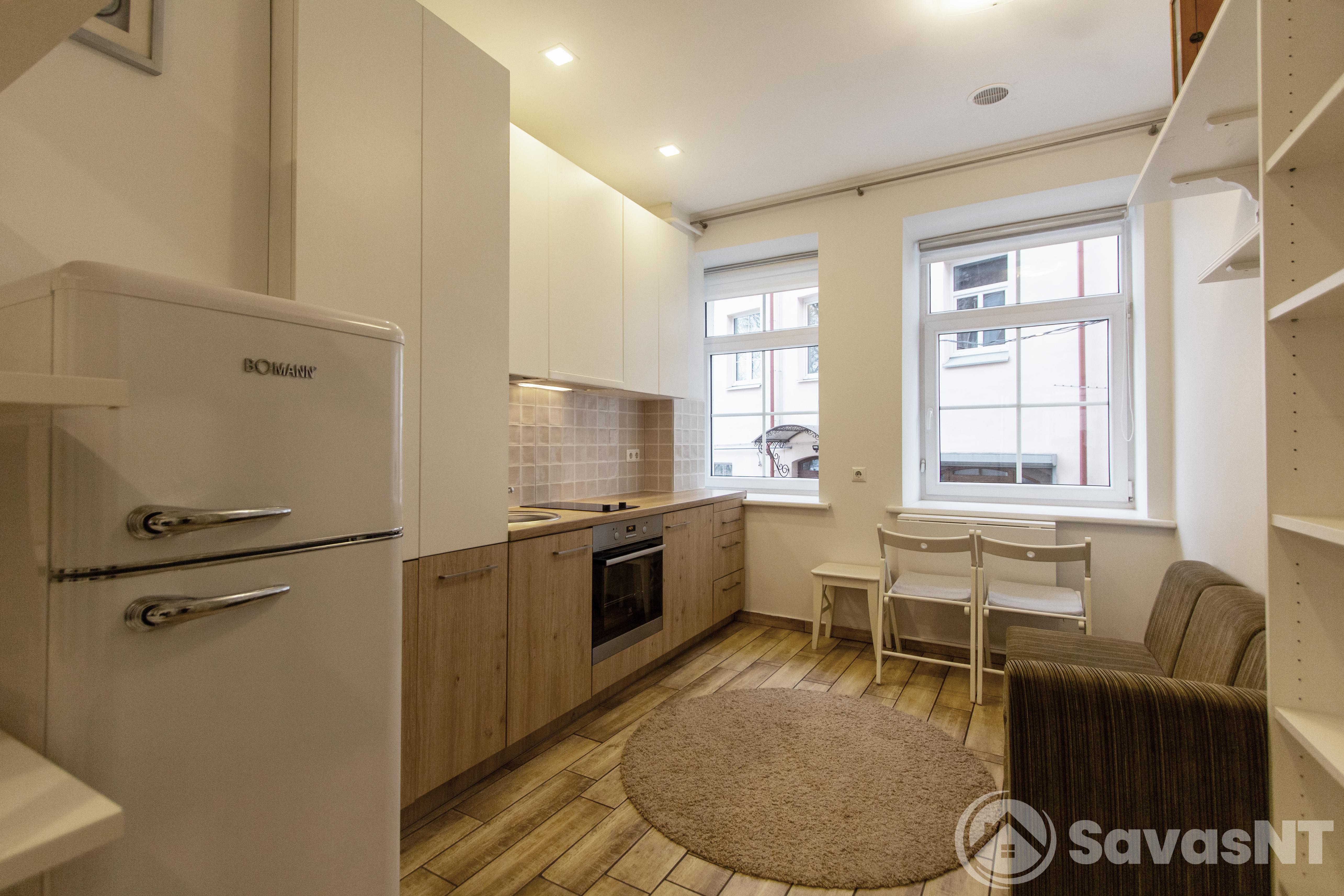 Senamiestyje, Vilniaus centre, Bazilijonų g. nuomojamas dviejų kambarių butas