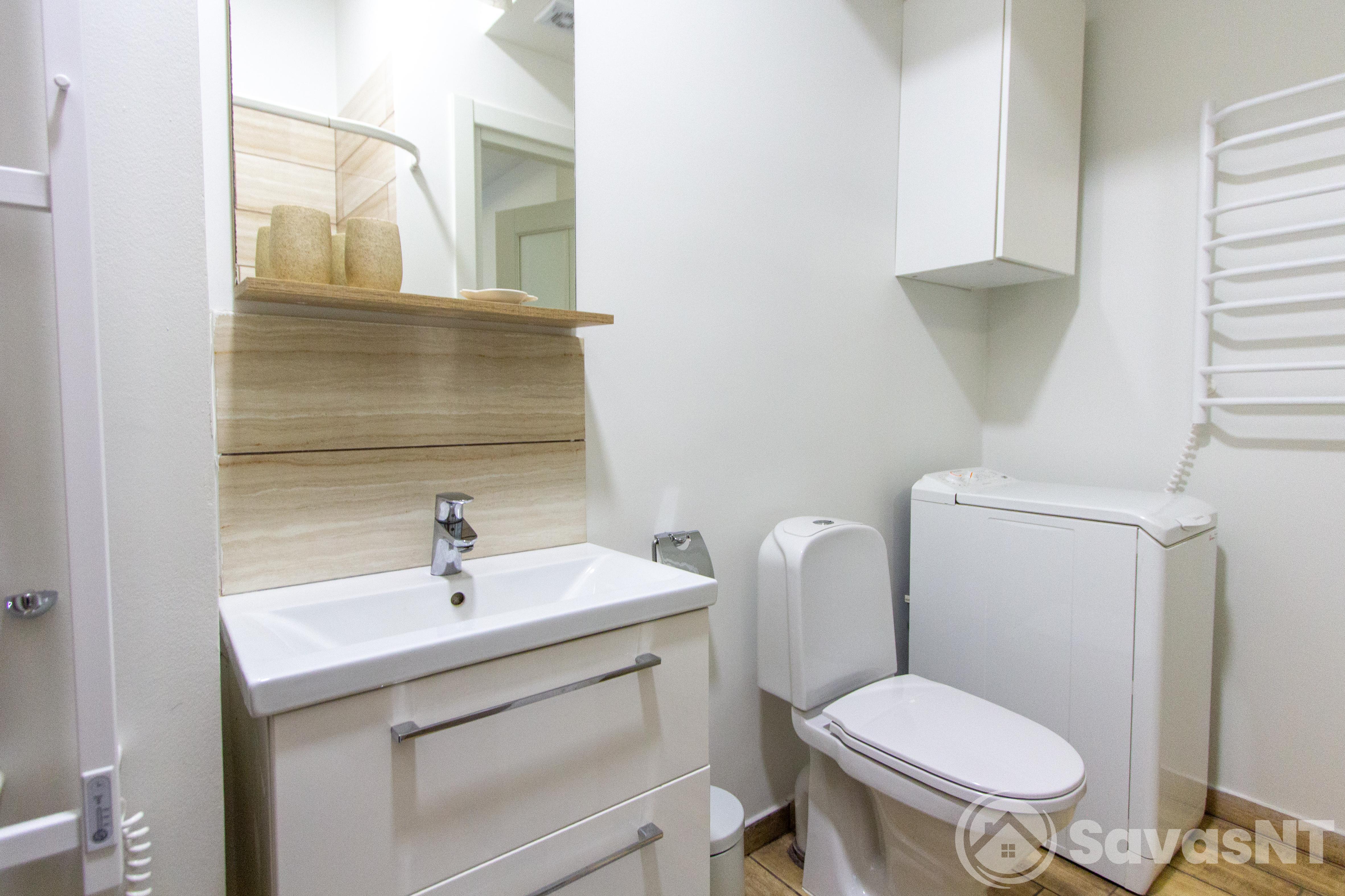 Senamiestyje, Vilniaus centre, Bazilijonų g. nuomojamas dviejų kambarių butas