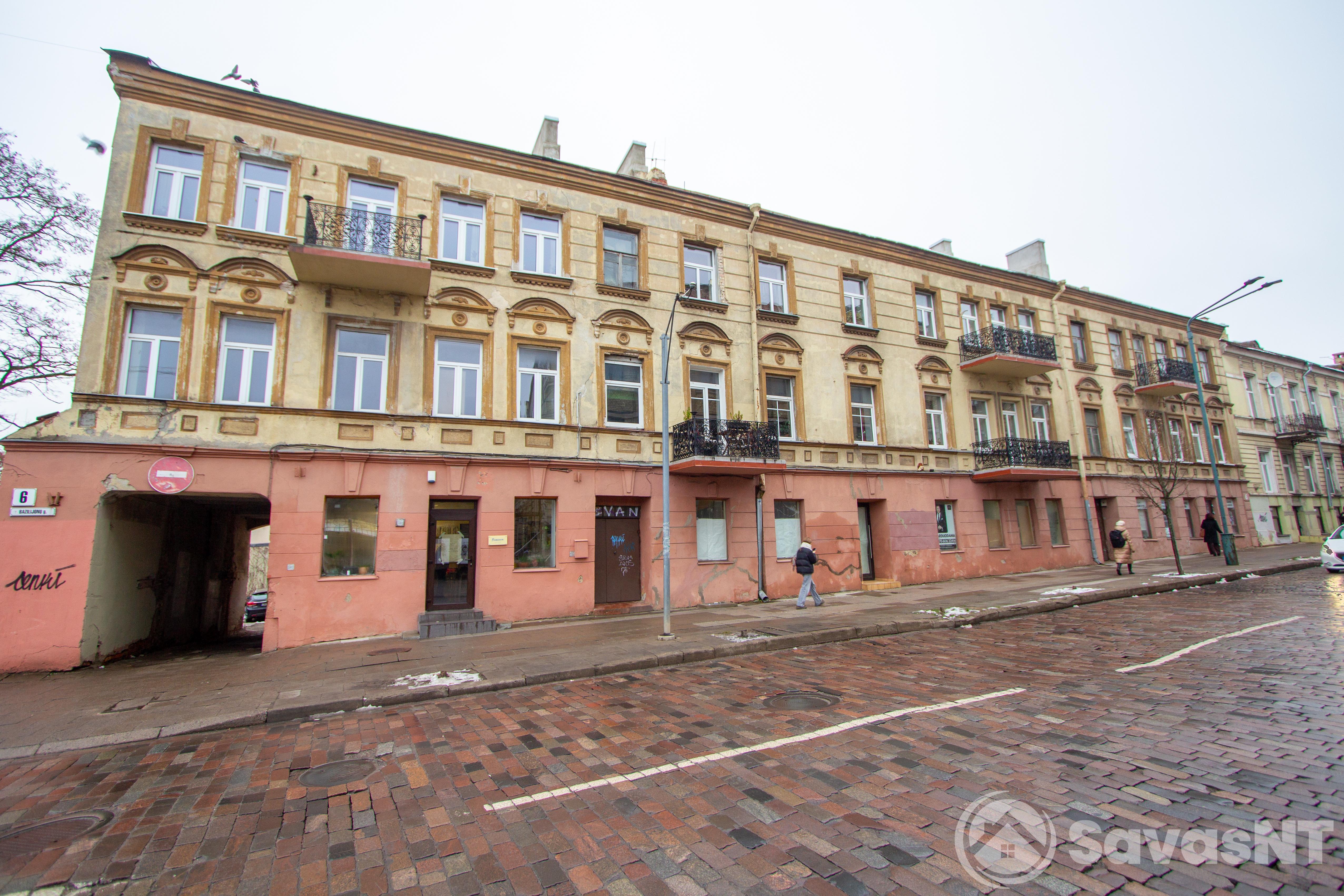 Senamiestyje, Vilniaus centre, Bazilijonų g. nuomojamas dviejų kambarių butas
