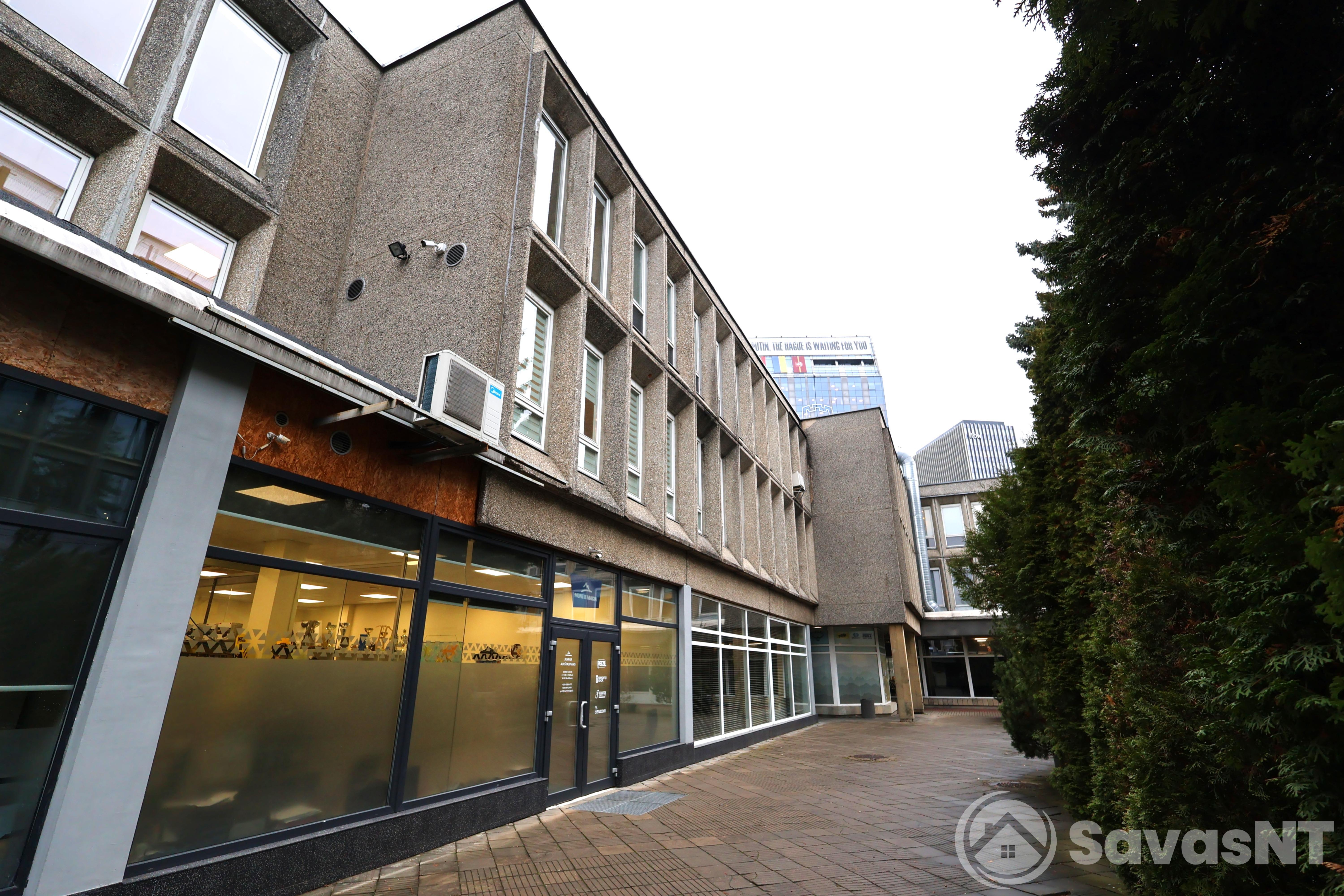 Konstitucijos prospekte PIRMAME AUKŠTE, SU ATSKIRU ĮĖJIMU nuomojamos 96,91 kv.m. patalpos