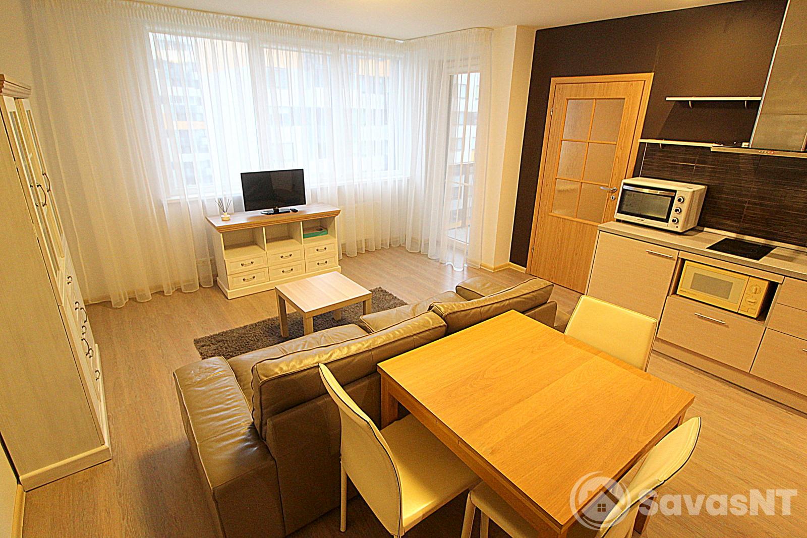 Nuomojamas jaukus ir šviesus 2 kambarių butas A++ klasės name, Girulių g. su uždaru parkingu