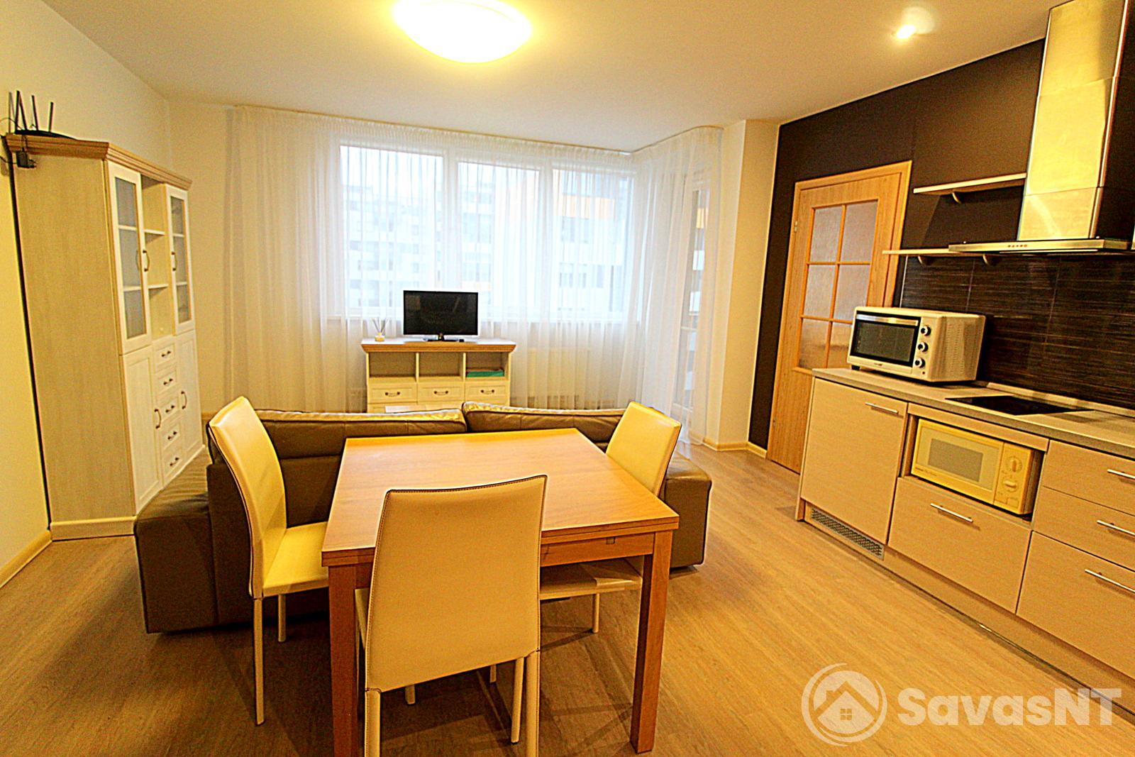 Nuomojamas jaukus ir šviesus 2 kambarių butas A++ klasės name, Girulių g. su uždaru parkingu