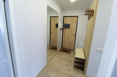 Žirmūnuose, Žirmūnų gatvėje, RENOVUOTAME NAME išnuomojamas ERDVUS IR JAUKUS STILIAUS 2 kambarių 48 kv. m. butas.