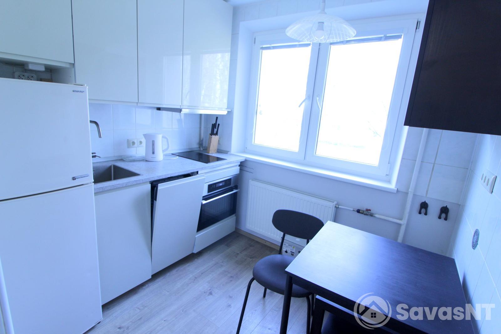 Žirmūnuose, Žirmūnų gatvėje, RENOVUOTAME NAME išnuomojamas ERDVUS IR JAUKUS STILIAUS 2 kambarių 48 kv. m. butas.